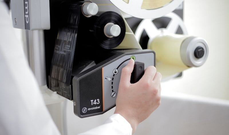 Home block Person operating an Evolabel labelling machine