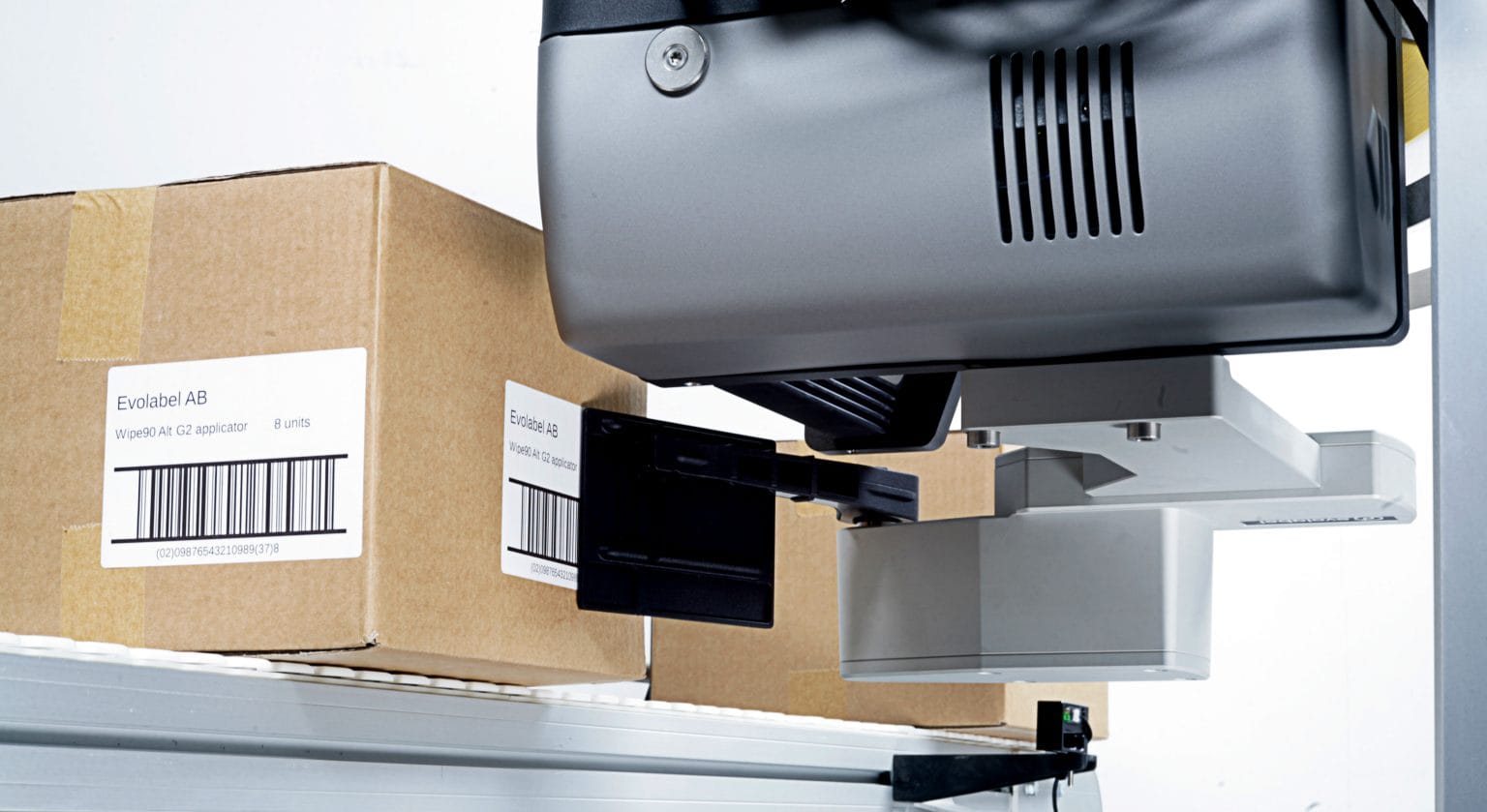 Evolabel Wipe90 applying label to a cardboard box